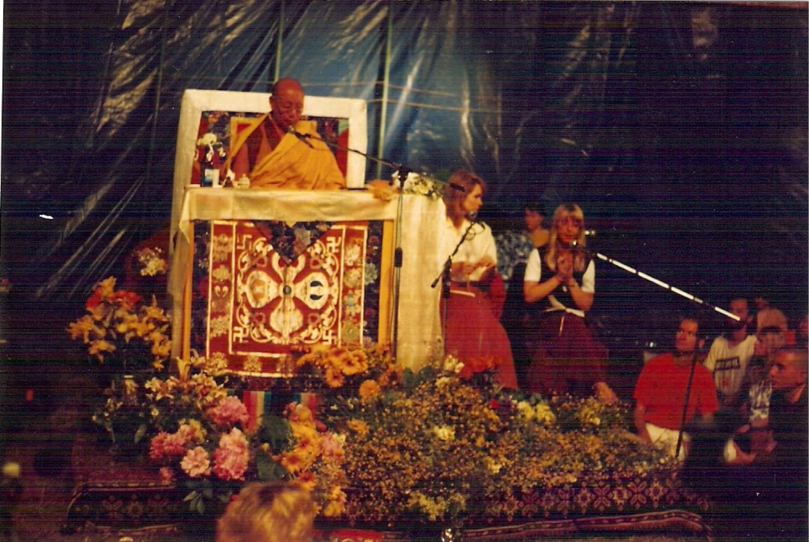 Lobpyn Tseczu Rinpocze udzielający inicjacji Kalaczakry. (Kuchary 1993 r.)