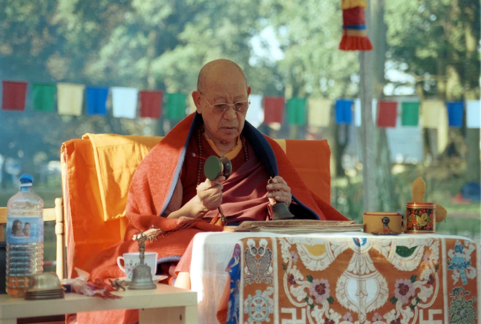 Lobpyn Tseczu Rinpocze podczas ceremonii inicjacji Stupy Cudów. (Kuchary 2002 r.)