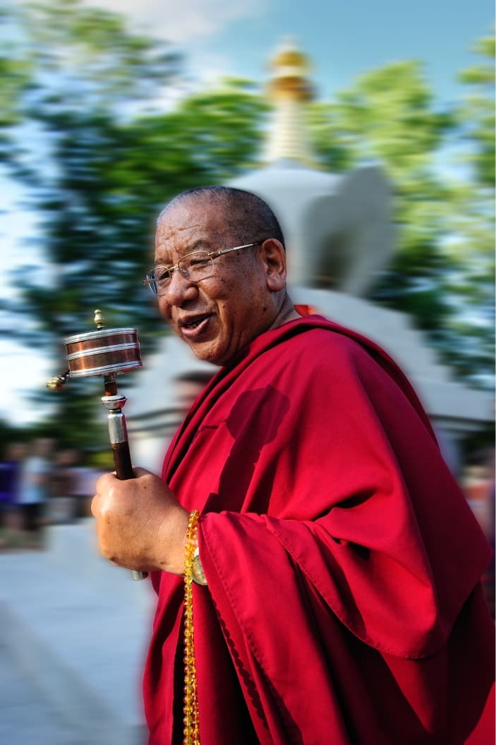 Szierab Dzialtsen Rinpocze. Spacer wokół Stupy Cudów. (Kuchary 2012 r.)